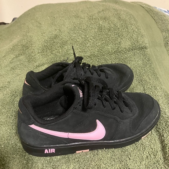 Nike Shoes - NIKE AIR low top leather black and pink women’s shoes size 9